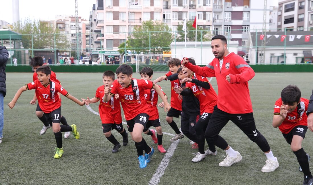 Karşıyakalı çocuklar, 23 Nisan Ulusal Egemenlik ve Çocuk Bayramı’nı muhteşem