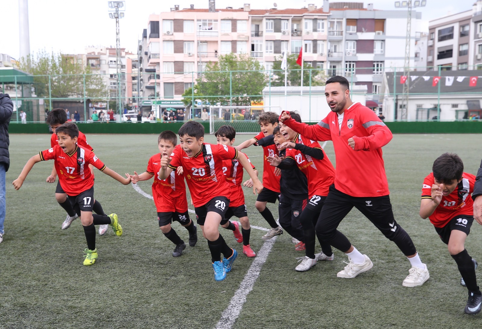 Karşıyakalı çocuklar, 23 Nisan Ulusal Egemenlik ve Çocuk Bayramı’nı muhteşem