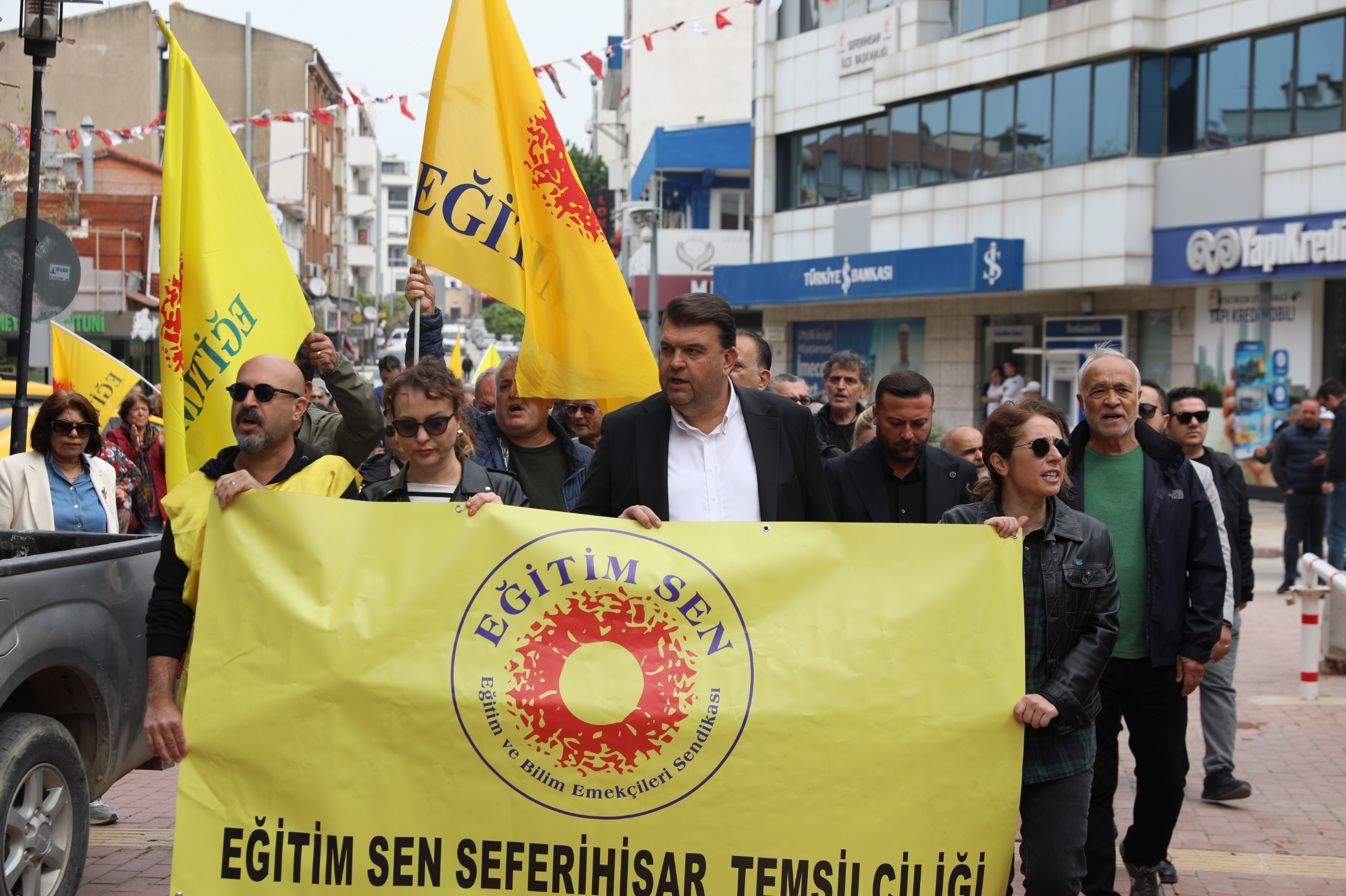 Seferihisar’da eğitim kurumlarında artan şiddet olaylarına karşı öğretmenler ve yurttaşlar