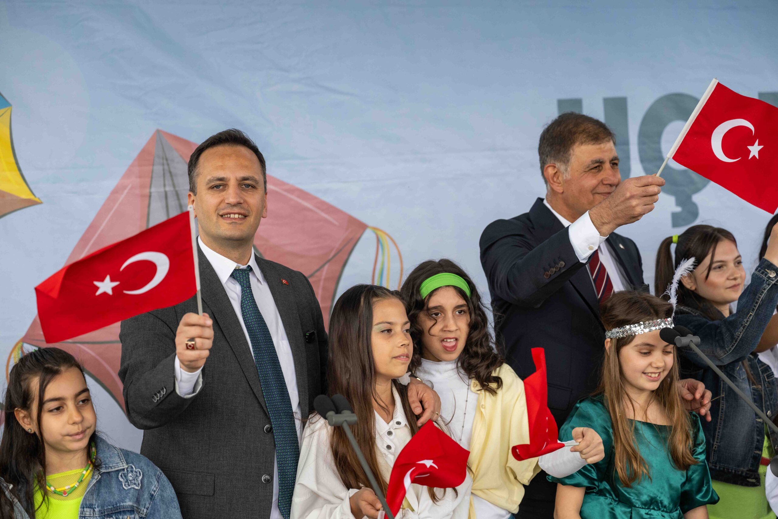 Bornova’da Belediyesi tarafından düzenlenen Geleneksel Uçurtma Şenliği, 23 Nisan’da binlerce