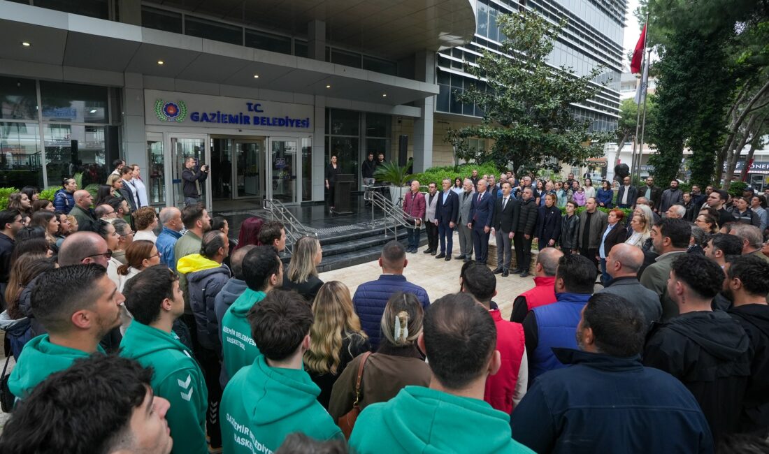 Gaziemir Belediyesi’nin düzenlediği anma töreninde, okullara yönelik saldırılarda hayatını kaybedenler