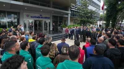 Gaziemir Belediyesi’nin düzenlediği anma töreninde, okullara yönelik saldırılarda hayatını kaybedenler