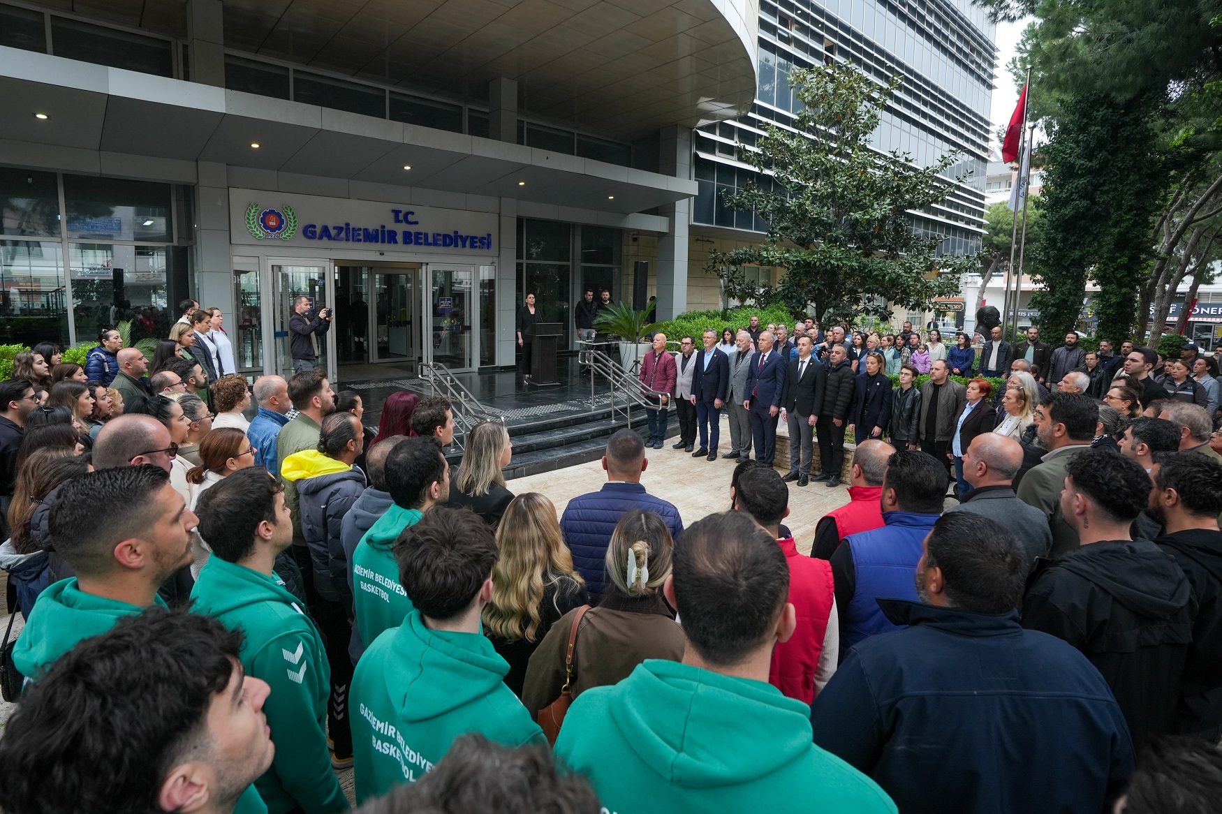 Gaziemir Belediyesi’nin düzenlediği anma töreninde, okullara yönelik saldırılarda hayatını kaybedenler