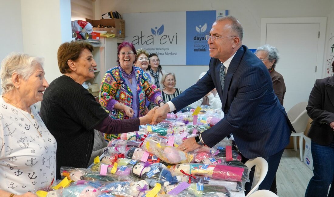 Gaziemir Belediyesi Ata Evi üyeleri, geri dönüşüm atölyesinde hazırladıkları el