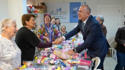 Gaziemir Belediyesi Ata Evi üyeleri, geri dönüşüm atölyesinde hazırladıkları el