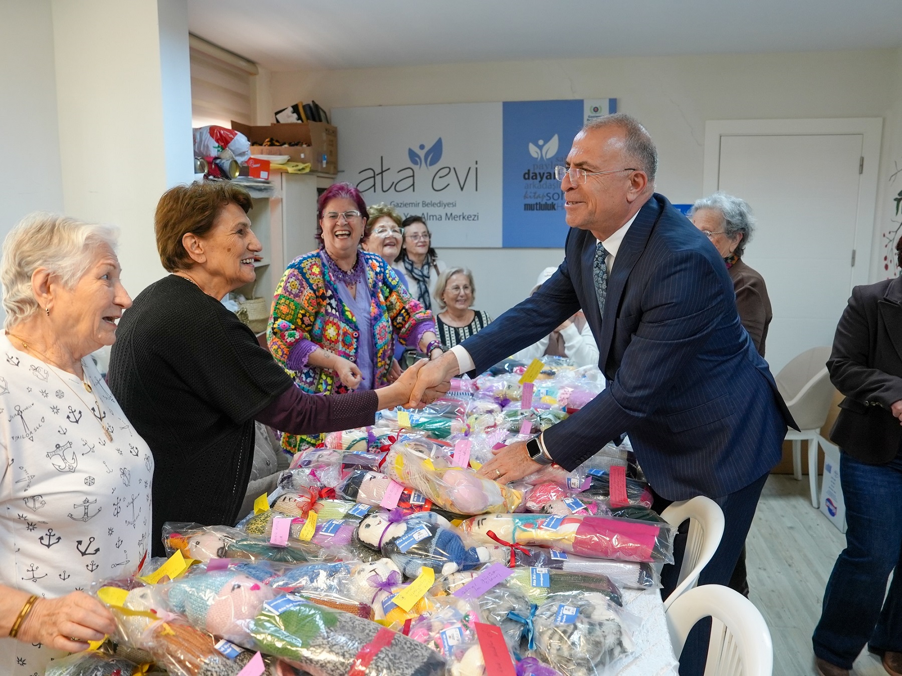 Gaziemir Belediyesi Ata Evi üyeleri, geri dönüşüm atölyesinde hazırladıkları el