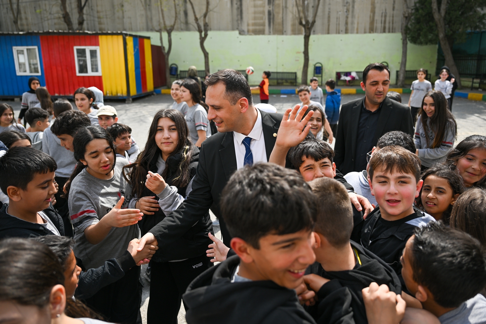 Kahramanmaraş ve Şanlıurfa’da yaşanan okul saldırılarının tüm Türkiye’yi yasa boğarken,