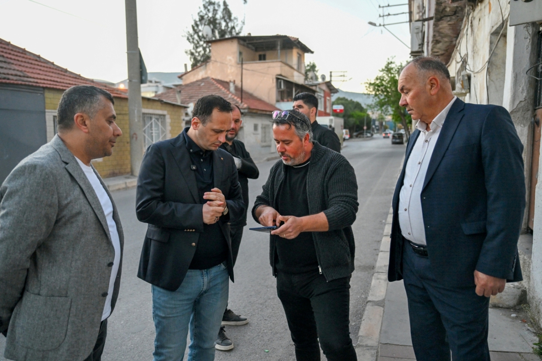 Bornova Belediye Başkanı Ömer Eşki, Egemenlik Mahallesi’nde saha incelemesi yaparak