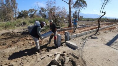 Menderes Belediyesi, Gümüldür’de sahil yürüyüş yolunu kaydırarak yeniliyor.