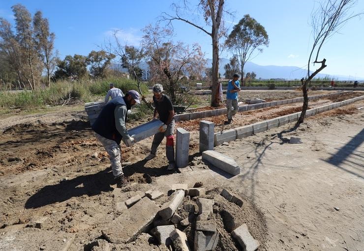 Menderes Belediyesi, Gümüldür’de sahil yürüyüş yolunu kaydırarak yeniliyor.