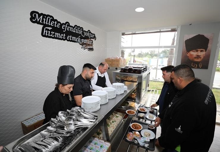 Menderes Belediyesi tarafından ilçeye kazandırılan Kent Lokantası birinci yılını geride