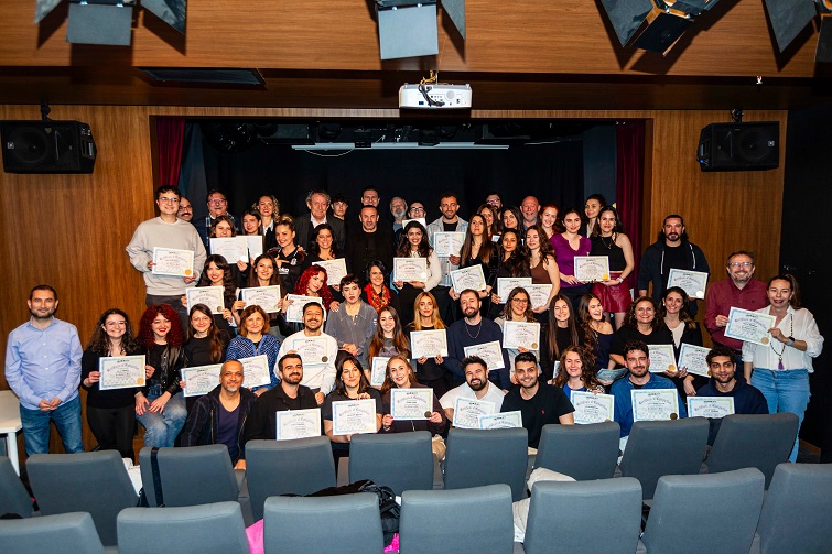 İzmir’de 2017’den bu yana ücretsiz ve profesyonel sanat eğitimi sunan