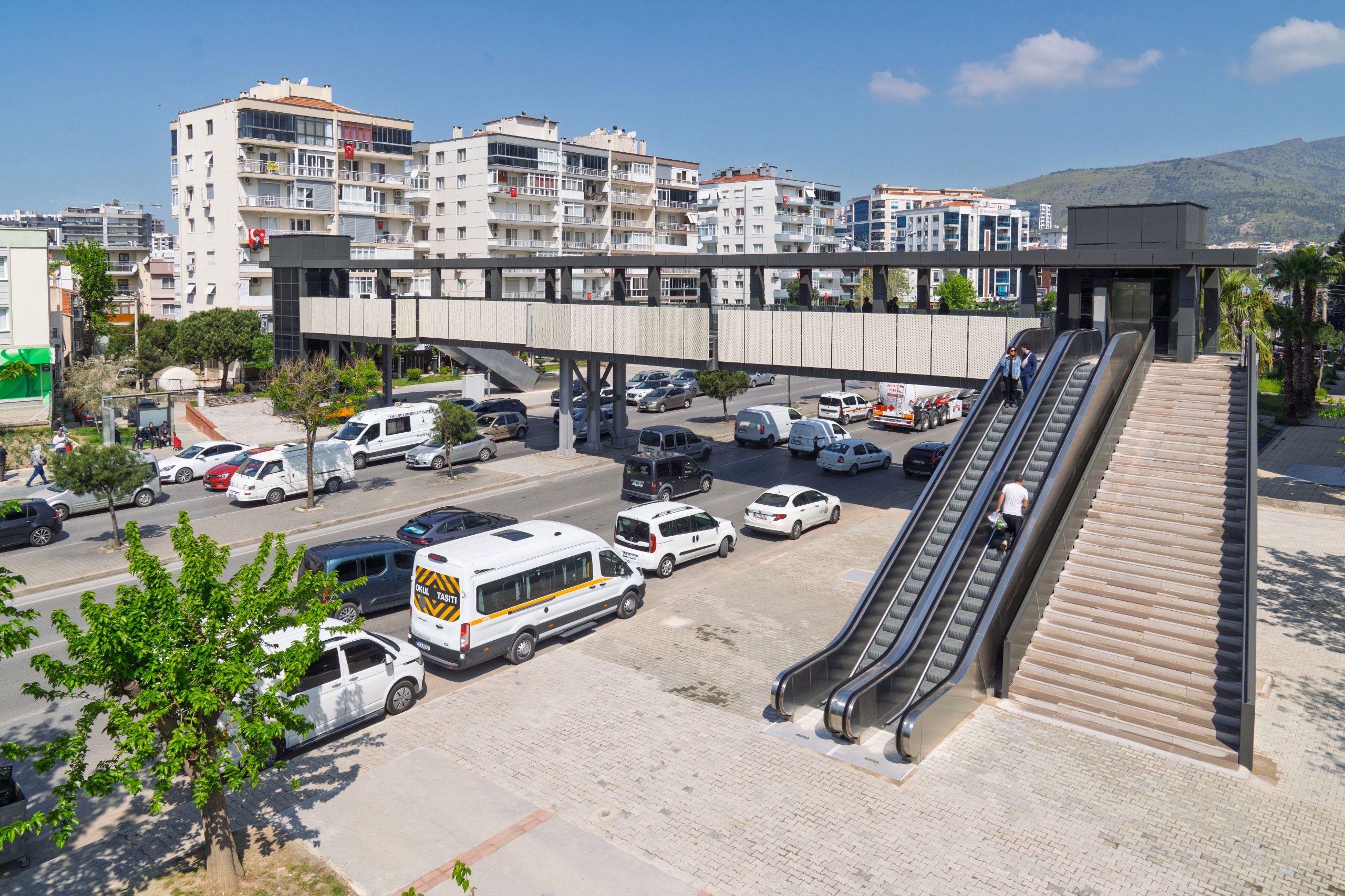 İzmir Büyükşehir Belediyesi’nin kente kazandırdığı Karşıyaka ile Bayraklı’yı birbirine bağlayan