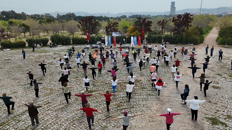 Konak Belediyesi’nin Dünya Sağlık Haftası kapsamında düzenlediği “Nefes Al, Mutlu
