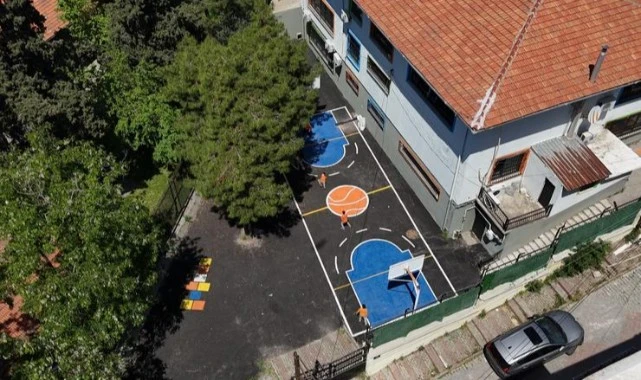Konak Belediyesi’nin okul yollarına renk katan “Renkli Yol” uygulaması bu