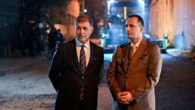 Bornova Belediyesi’nin Tuna Mahallesi Sanat Caddesi’nde yürüttüğü gece asfalt yenileme