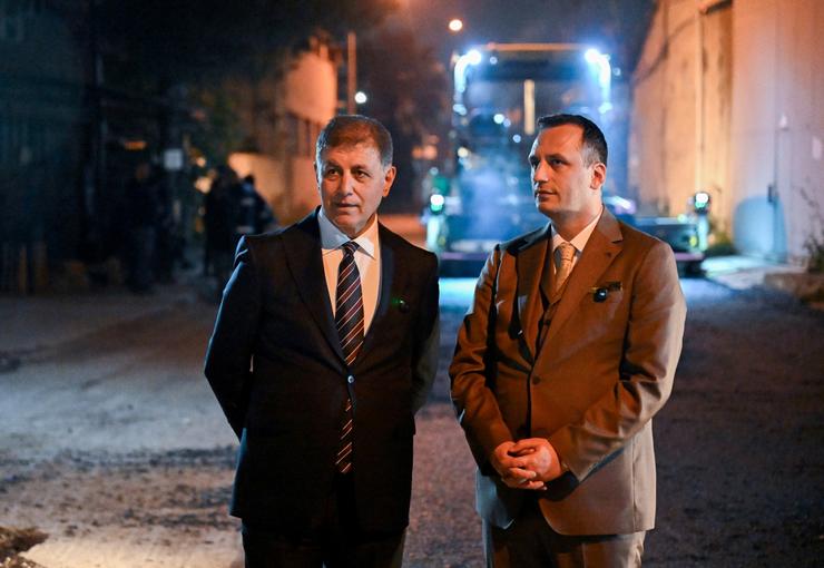 Bornova Belediyesi’nin Tuna Mahallesi Sanat Caddesi’nde yürüttüğü gece asfalt yenileme