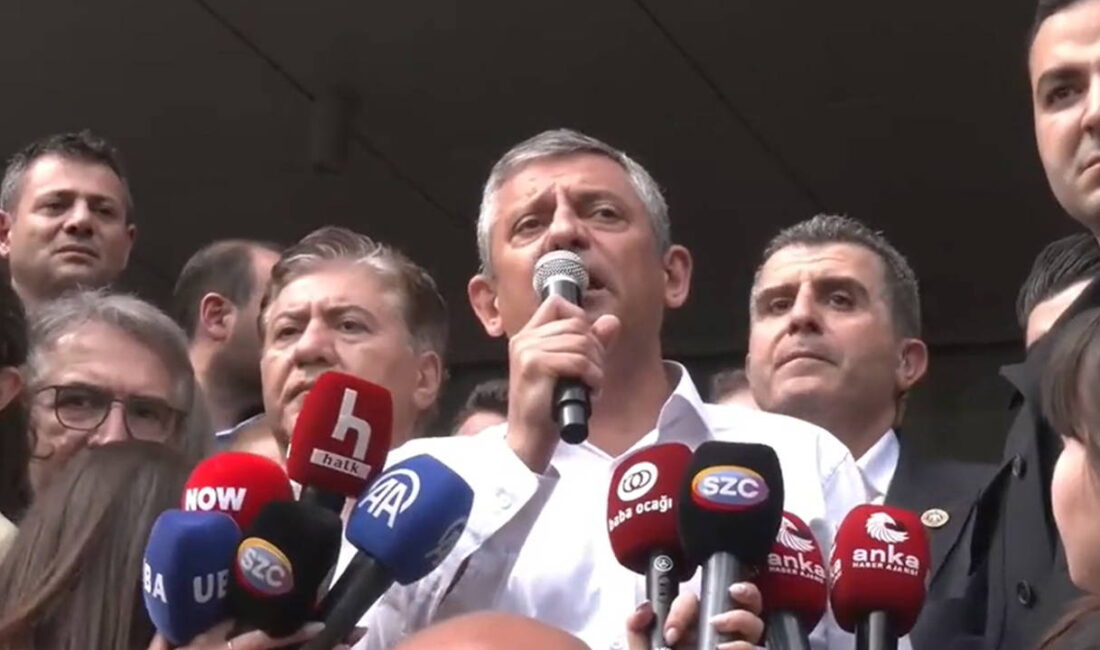 Polis ekiplerinin müdahale ederek tamamen boşalttığı CHP Genel Merkezi’nde Özgür