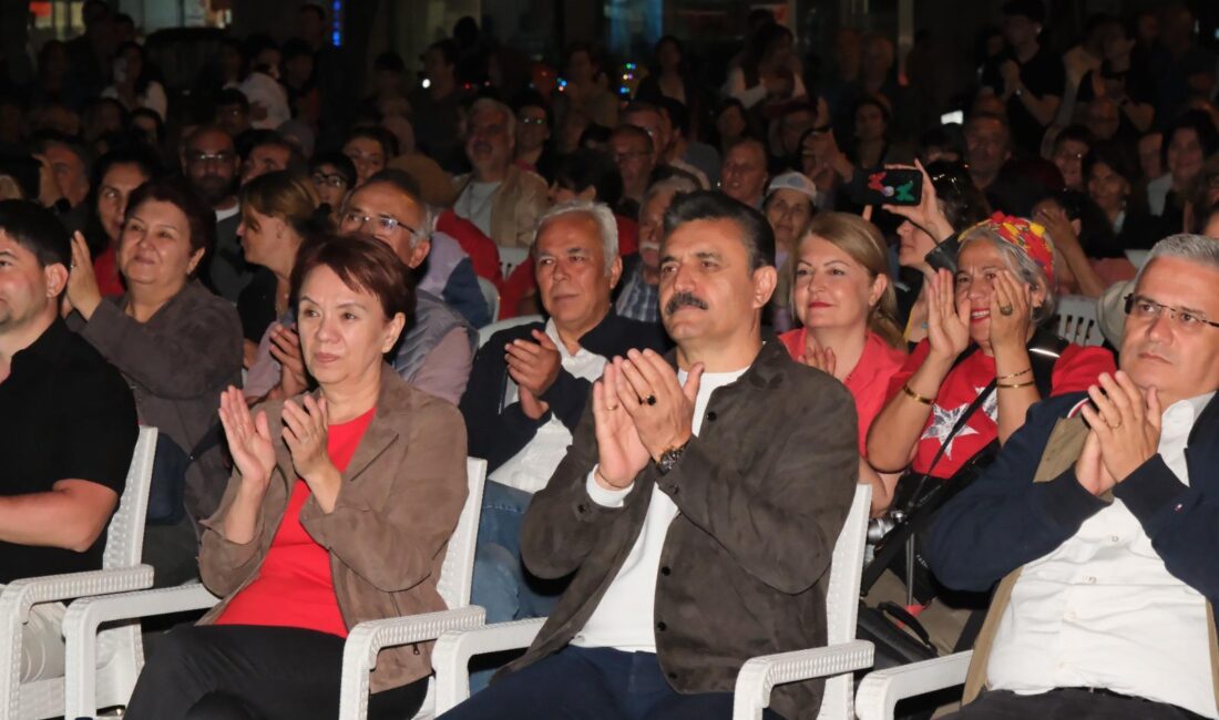 Dikili’de 19 Mayıs Atatürk’ü Anma, Gençlik ve Spor Bayramı, vatandaşların