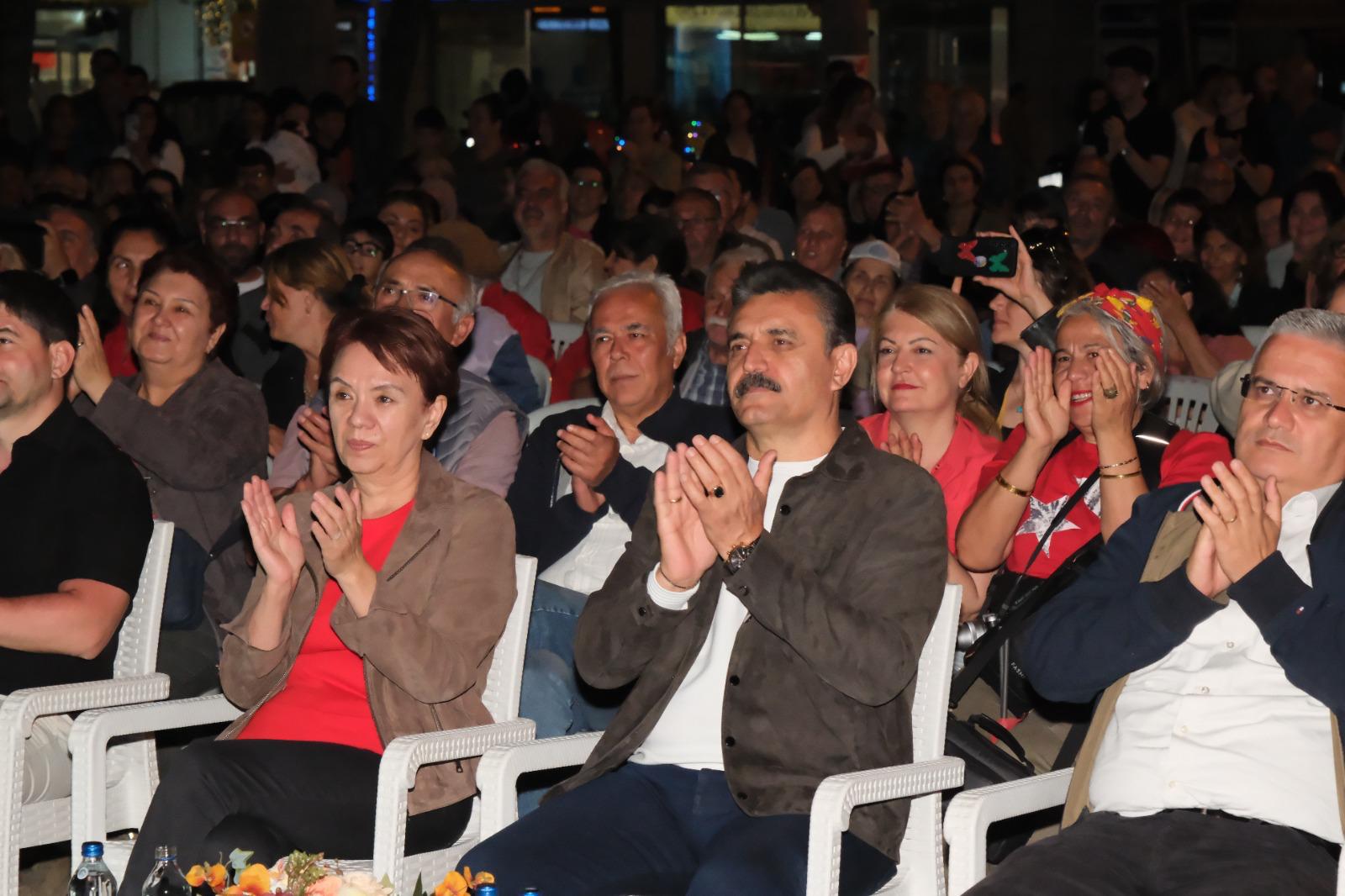 Dikili’de 19 Mayıs Atatürk’ü Anma, Gençlik ve Spor Bayramı, vatandaşların