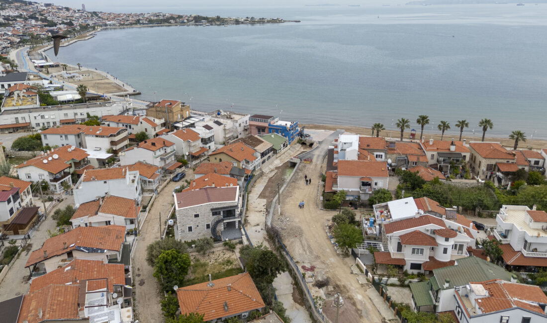 İZSU’nun Yeni Foça Şavklı Deresi’nde tarihi köprüyü koruyarak tamamladığı dere
