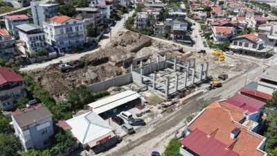 İzmir Büyükşehir Belediyesi’nin Dikili’de yapımını sürdürdüğü yeni itfaiye hizmet binasında