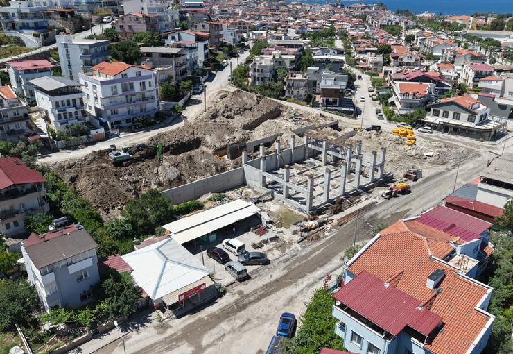 İzmir Büyükşehir Belediyesi’nin Dikili’de yapımını sürdürdüğü yeni itfaiye hizmet binasında