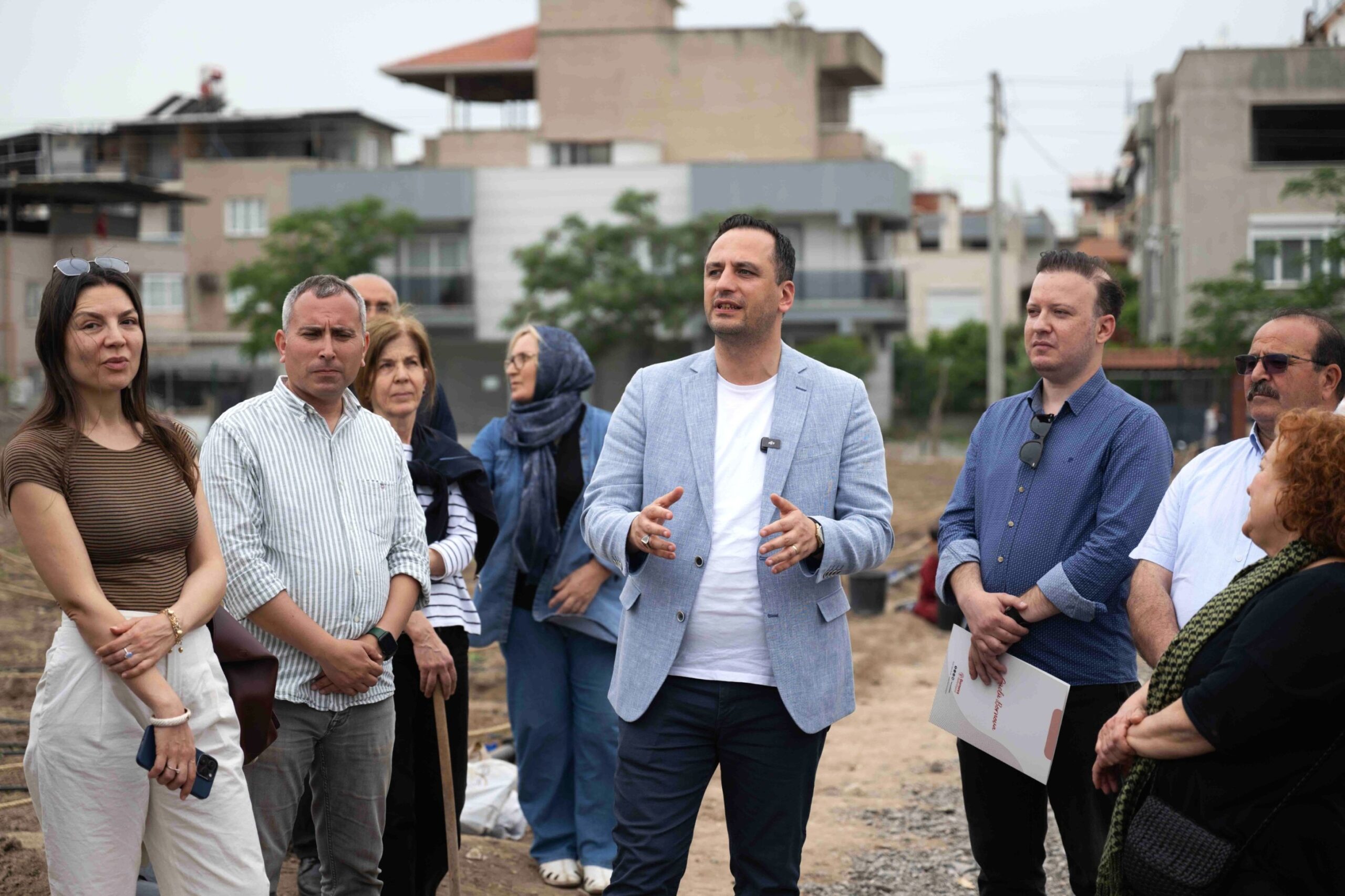Bornova Belediyesi’nin Doğanlar ve Evka-4 kent bostanlarında kadın üreticiler yazlık