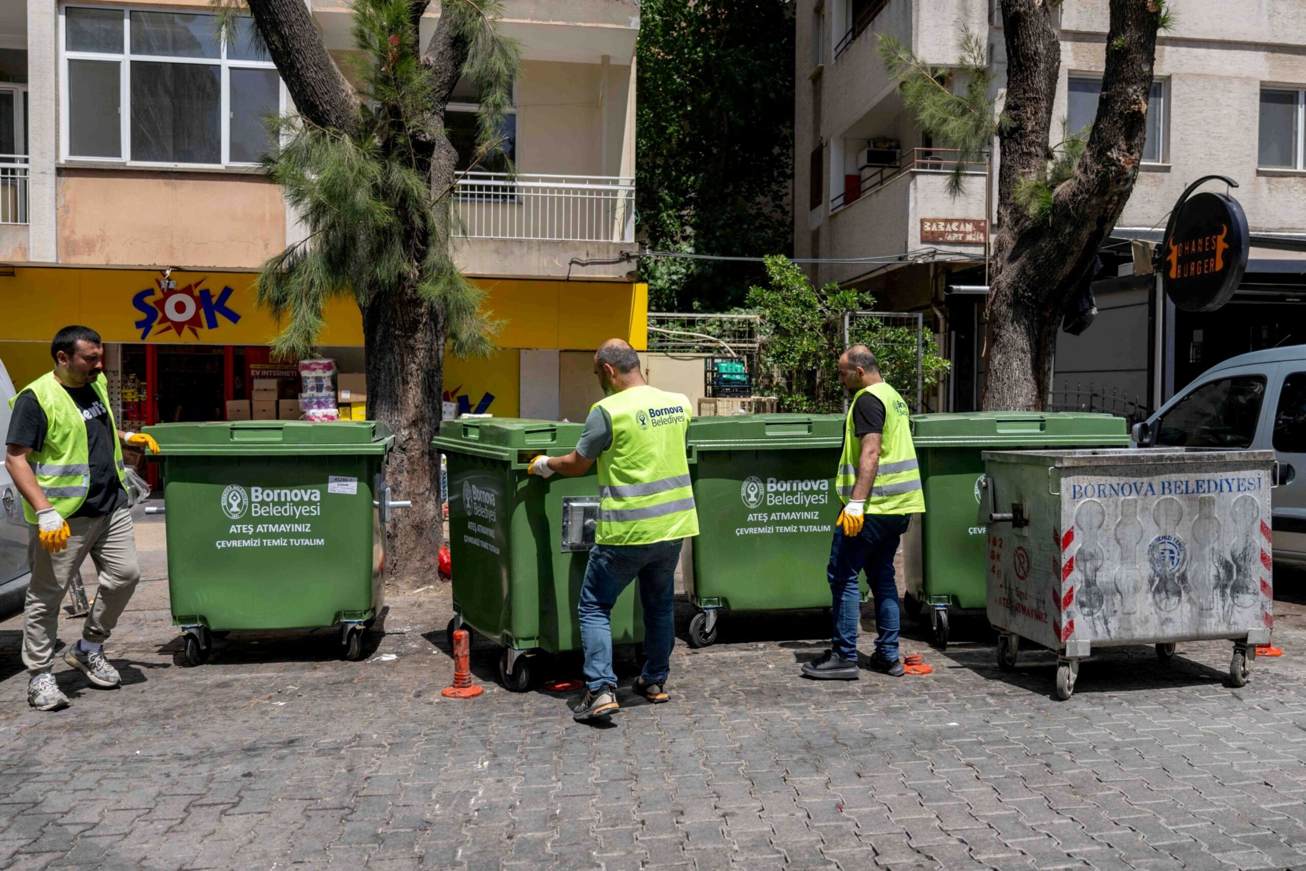 Bornova Belediyesi, ilçedeki temizlik hizmetlerini güçlendirmek amacıyla 325 adet 1100