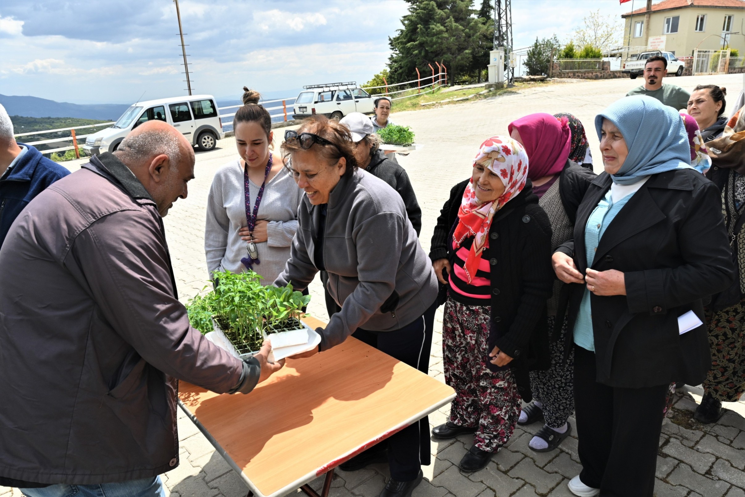 Bornova Belediyesi, ilçedeki 12 kırsal mahallede üreticilere domates, biber ve