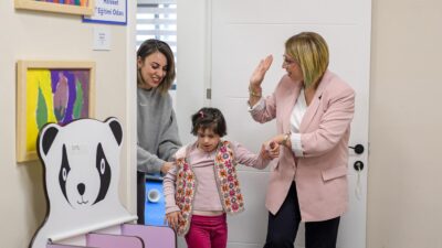 İzmir’de yaşayan 49 yaşındaki Songül Okçu ile down sendromlu ve