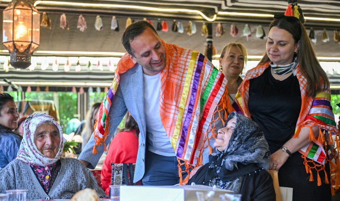 Bornova Belediye Başkanı Ömer Eşki, Anneler Günü kapsamında eşi Beste Eşki ile