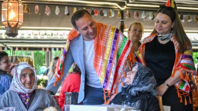 Bornova Belediye Başkanı Ömer Eşki, Anneler Günü kapsamında eşi Beste Eşki ile