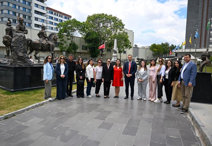 İzmir Büyükşehir Belediye Başkanı Cemil Tugay’ın eşi Öznur Tugay’ın koordinasyonunda