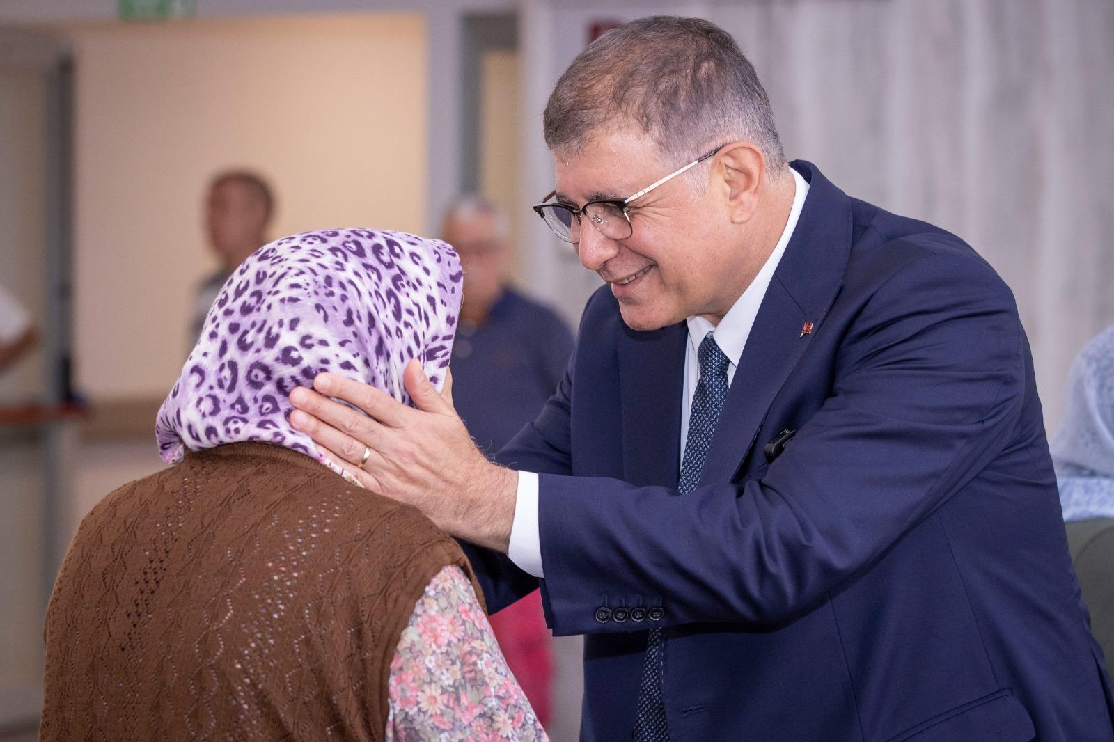 Ekonomik kriz derinleşirken İzmir Büyükşehir Belediyesi kesenin ağzını açtı. Emekliden