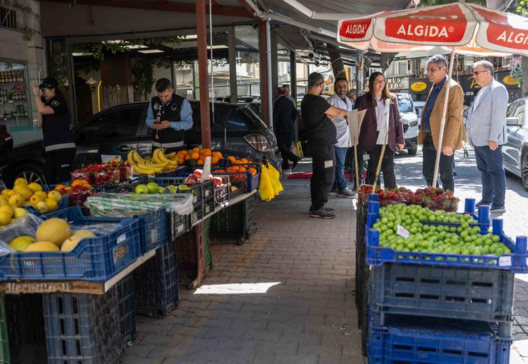 Bornova Belediyesi zabıta ekipleri, mobil uygulama ve taşınabilir yazıcı kullanarak kestikleri