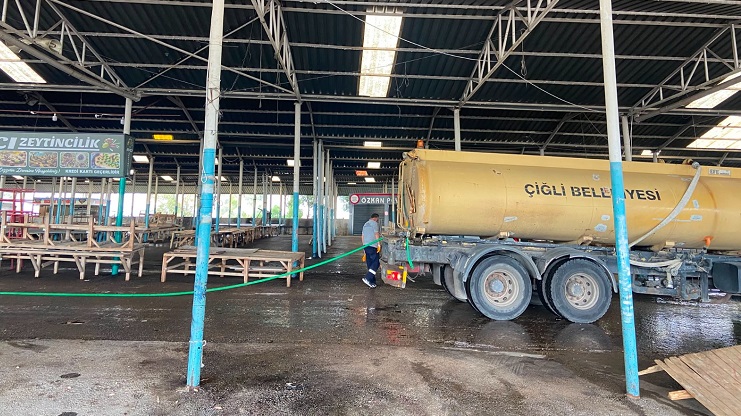 Çiğli Belediyesi, Kurban Bayramı boyunca ilçe genelinde yürüttüğü kapsamlı temizlik