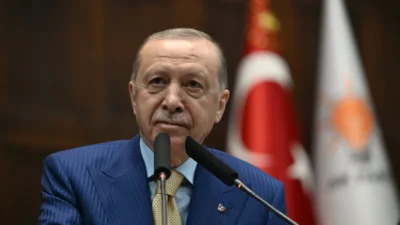 Konak Belediye Başkanı Nilüfer Çınarlı Mutlu’nun kadın ve çocukları önceleyen