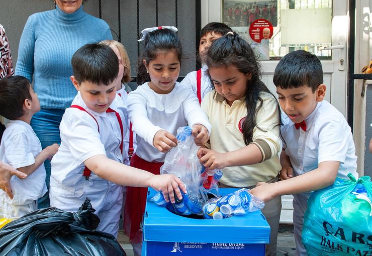 Karşıyaka Belediyesi’nin yeniden başlattığı ‘Mavi Kapak’ projesi çığ gibi büyüyor.