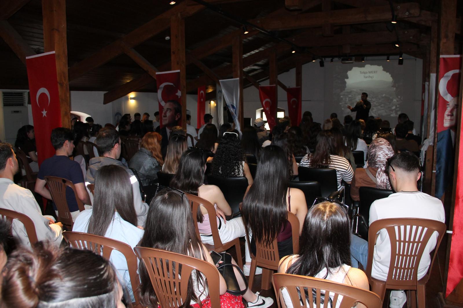 Manisa Büyükşehir Belediyesi’nin düzenlediği kültür gezileri kapsamında Manisalı vatandaşların Efes