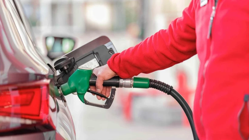 Küresel petrol fiyatlarındaki düşüşün ardından akaryakıt sektöründe indirim kararı alındı.