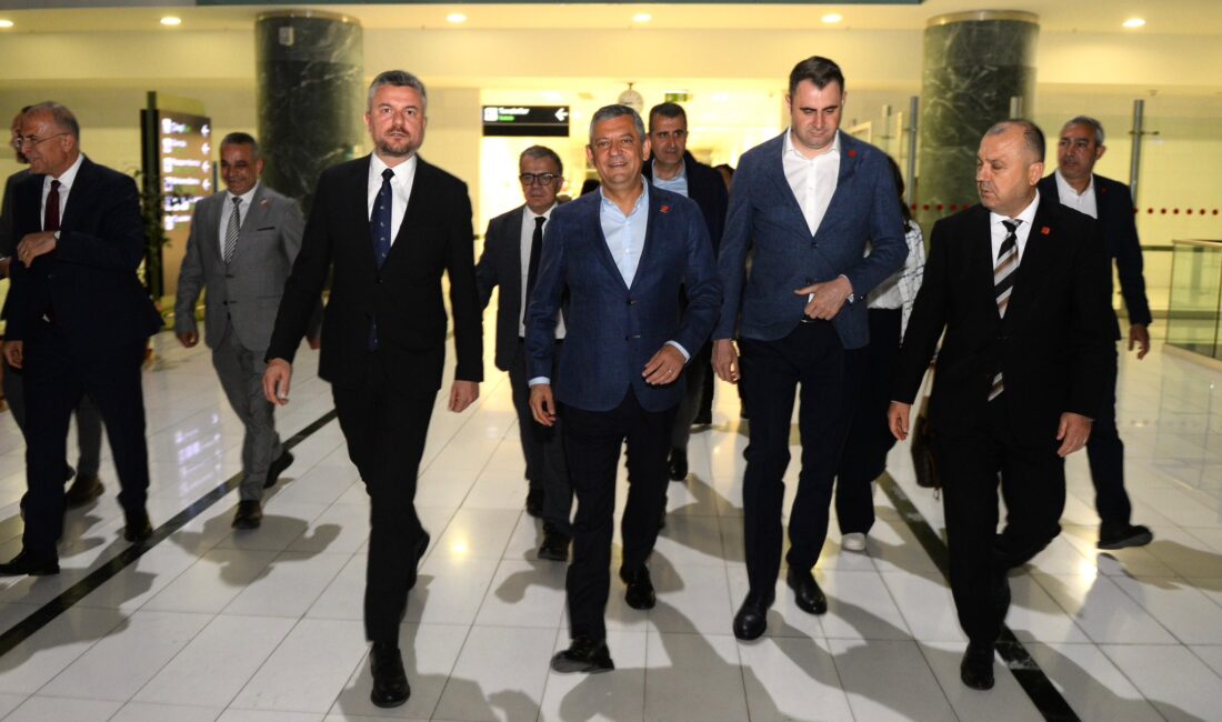 CHP Genel Başkanı Özgür Özel İzmir'in Bayraklı, Bornova, Buca ve