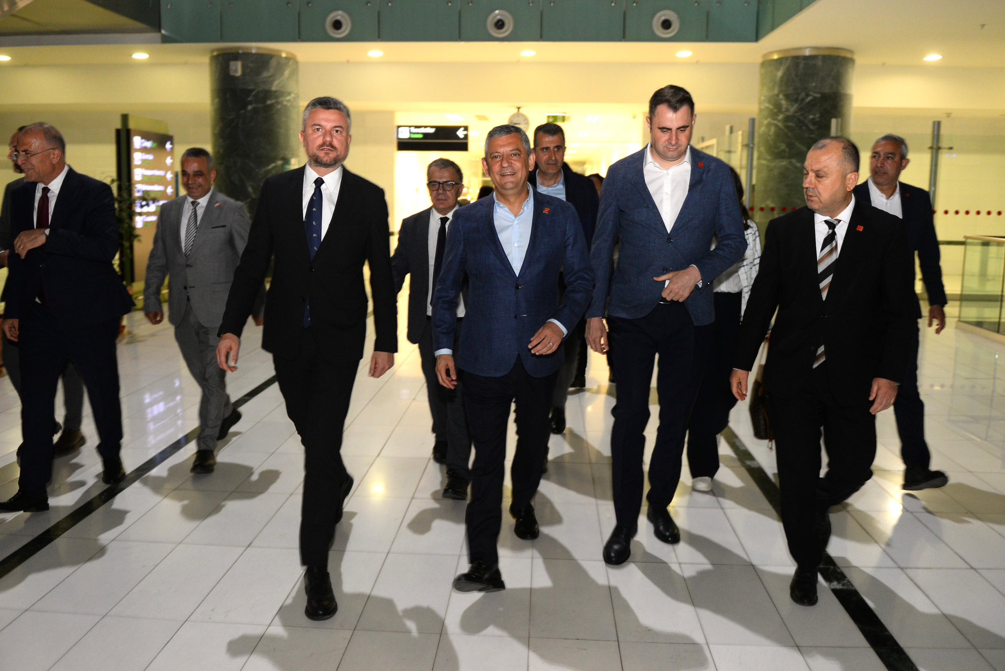 CHP Genel Başkanı Özgür Özel İzmir'in Bayraklı, Bornova, Buca ve