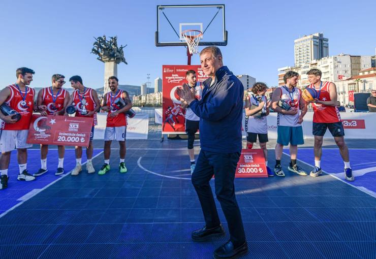 İzmir Büyükşehir Belediyesi’nin Alsancak Gündoğdu Meydanı’nda ilk kez düzenlediği 3X3