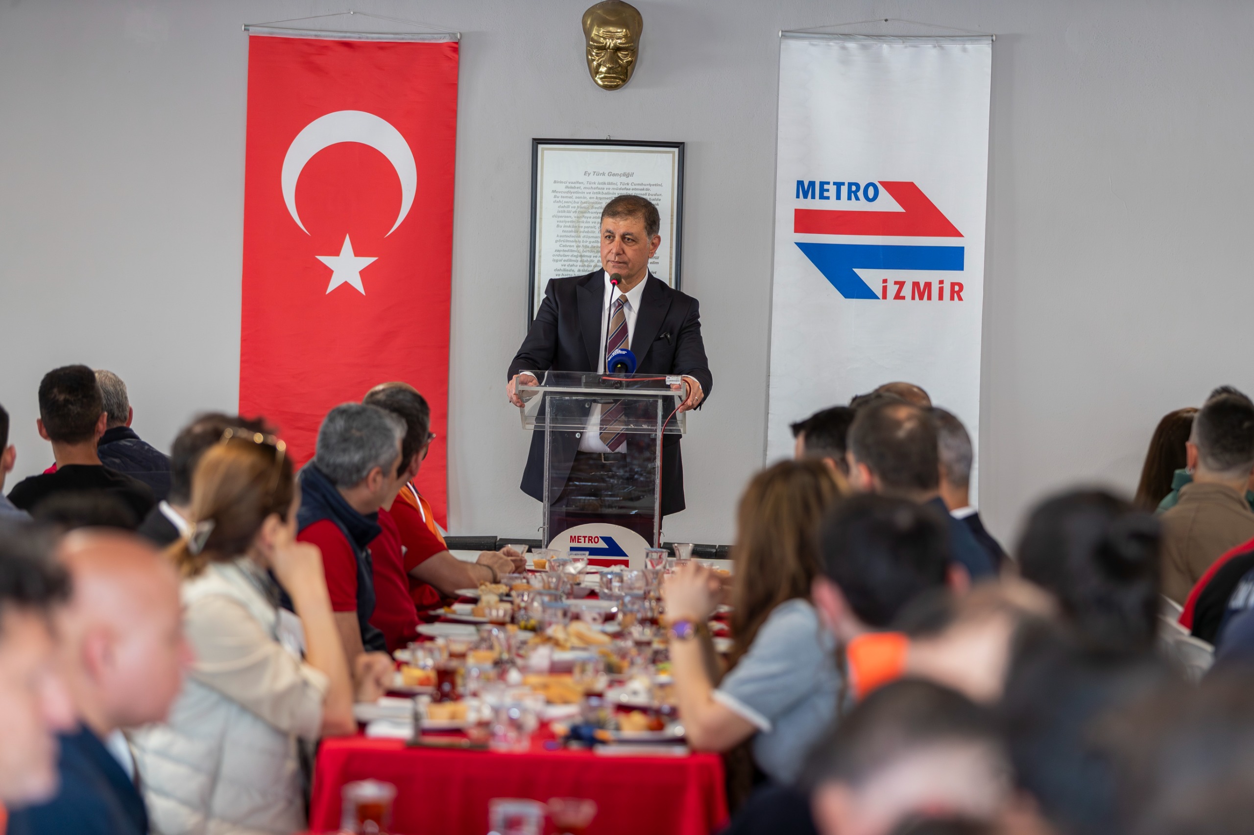 İzmir Büyükşehir Belediye Başkanı Dr. Cemil Tugay, mesaiye İzmir Metrosu’nun