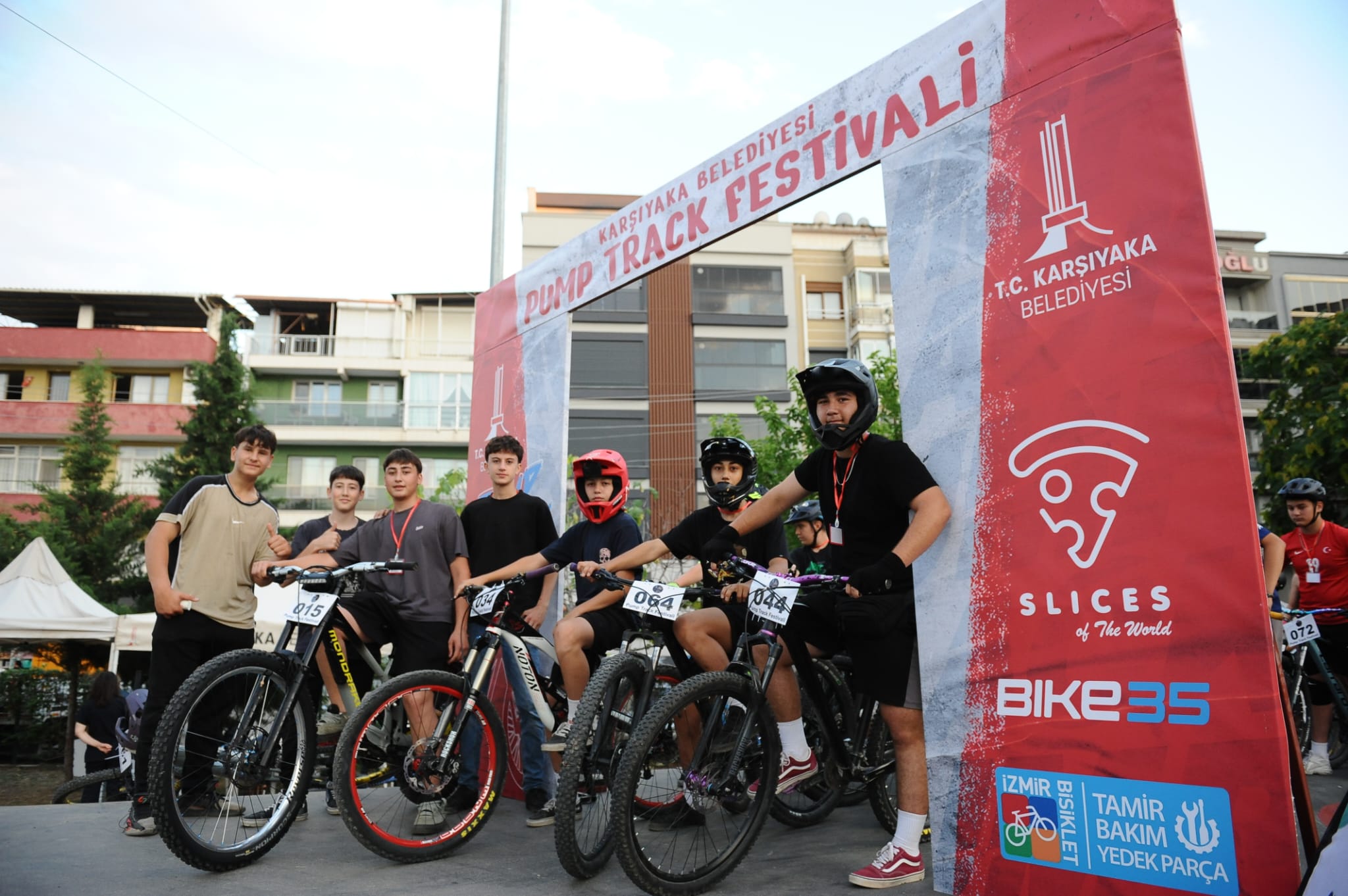 Karşıyaka Belediyesi, Türkiye’de gece düzenlenen ilk pump track bisiklet yarışına