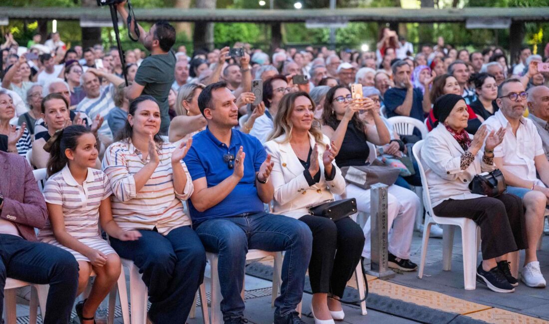 Bornova Belediyesi tarafından geleneksel hale getirilen Halk Dansları Festivali, bu