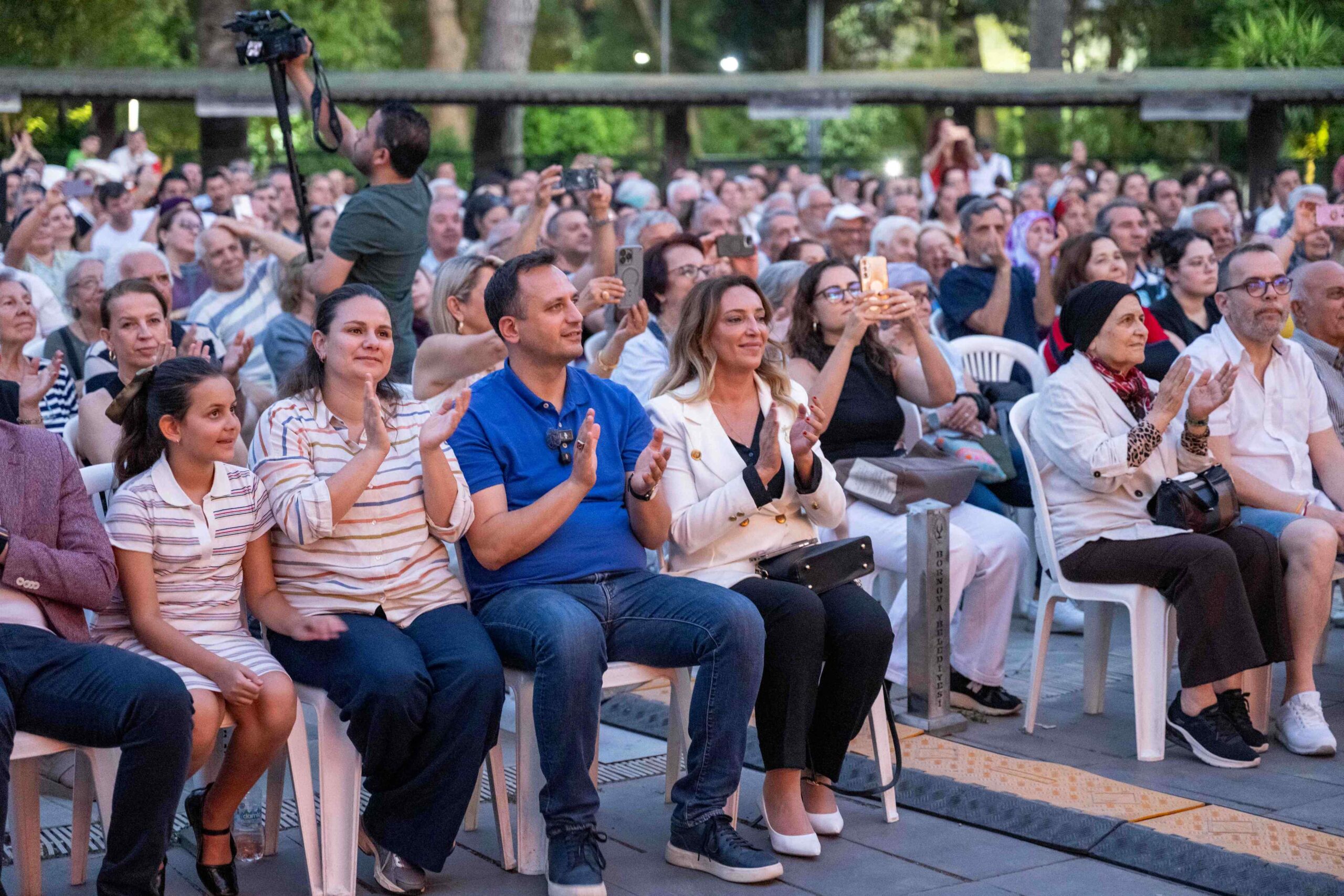 Bornova Belediyesi tarafından geleneksel hale getirilen Halk Dansları Festivali, bu