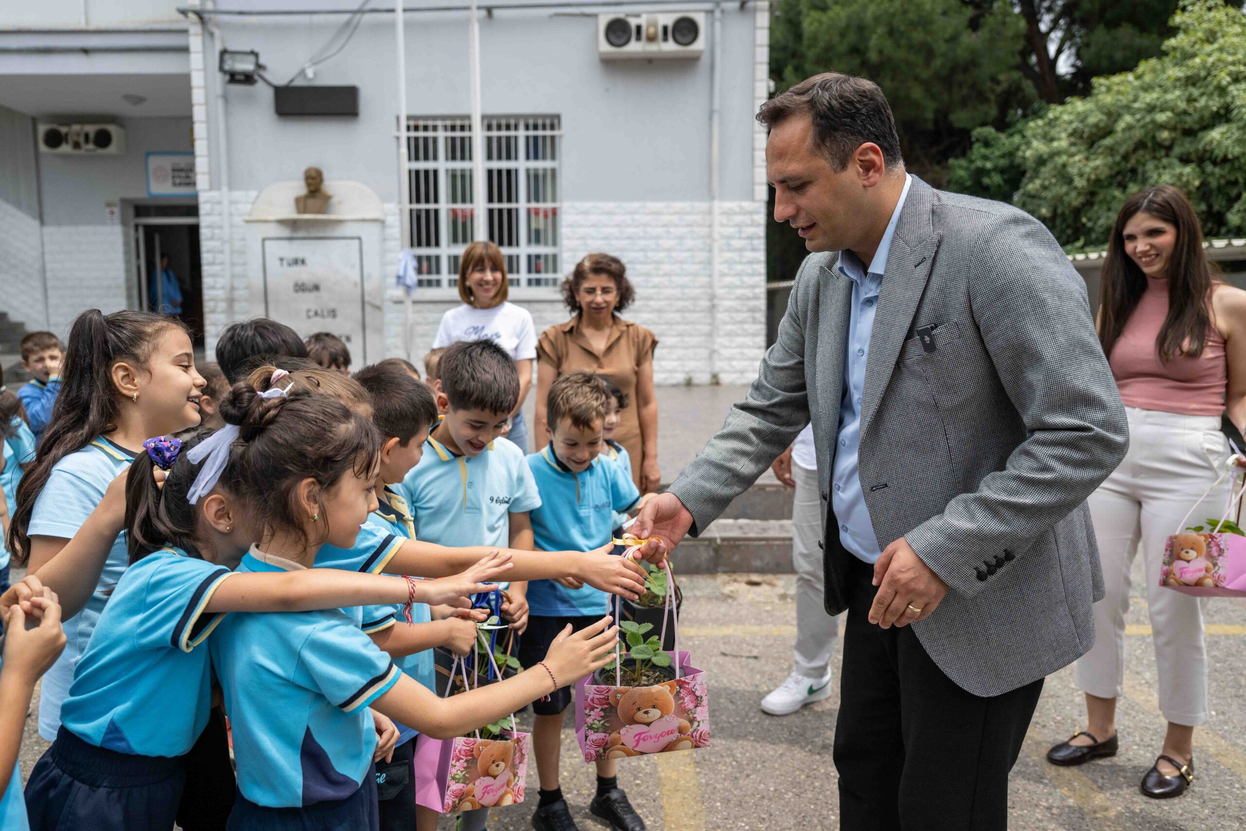 Bornova Belediye Başkanı Ömer Eşki, çocuklara erken yaşta doğa sevgisi