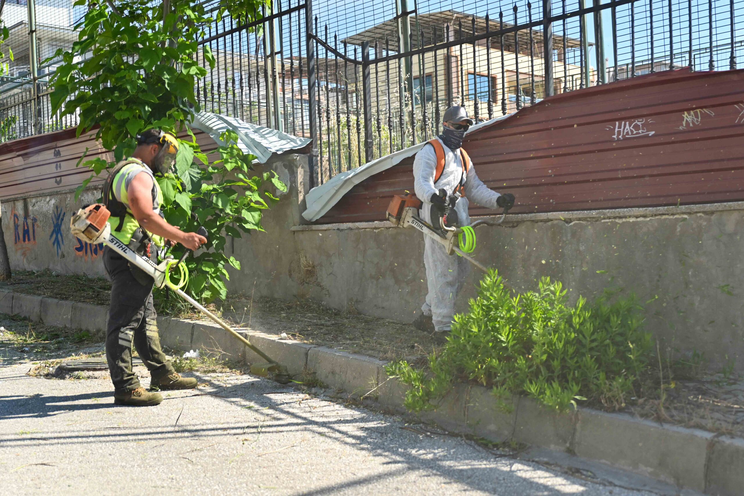 Bornova Belediyesi Park ve Bahçeler Müdürlüğü, yaz aylarının yaklaşmasıyla birlikte